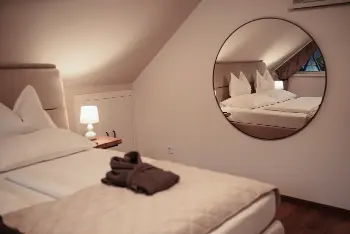 Hálószoba ágy tükörrel